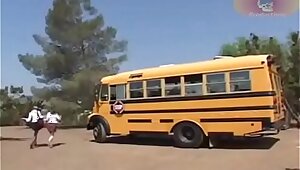 hermosas c. atrapadas por el profesor terminan cogiendo en el bus escolar
